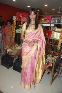 Nethra and Smita Bansal launch Jinal Kenia's wedding shop YUME at Juhu