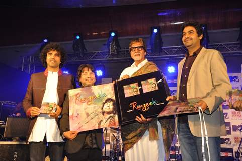 Kailash Kher poses with Amitabh Bachchan during the release of his new album &quot;Kailasha Rangeele&quot;