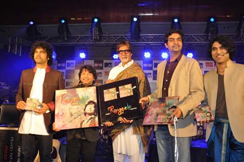 Kailash Kher poses with Amitabh Bachchan during the release of his new album &quot;Kailasha Rangeele&quot;