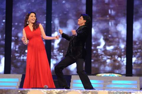 Shah Rukh and Madhuri Dixit perform at 18th Colors Screen Awards