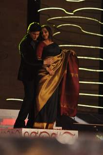 Shah Rukh and Vidya Balan perform at 18th Colors Screen Awards