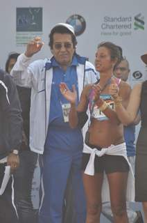 Vinod Khanna attends Standard Chartered Mumbai Marathon 2012 in Mumbai