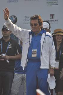 Vinod Khanna attends Standard Chartered Mumbai Marathon 2012 in Mumbai