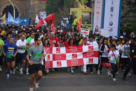 Bollywood celebs at Standard Chartered Mumbai Marathon 2012 in Mumbai