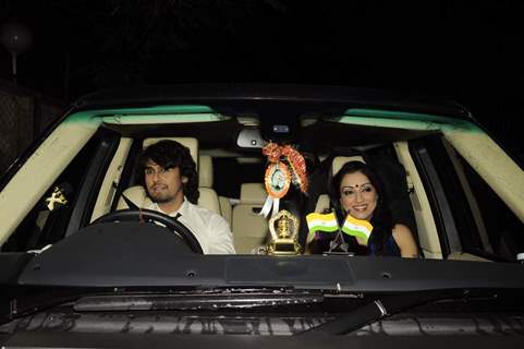 Sonu Niigam with wife at Parmeshwar Godrej's party for Hollywood talk show host Oprah Winfrey in Mum