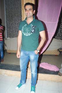 Manu Malik on the sets of 'Ye Rishta Kya Kehlata Hai' on completion of 800 episodes & 3 Years