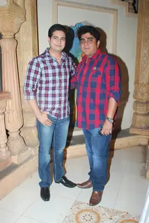 Karan Mehra with Rajan Shahi on the sets of 'Ye Rishta Kya Kehlata Hai' on completion of 800 episode