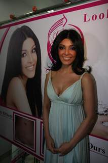 Koena Mitra launches Looks Cosmetic Clinic at Lokhandwala