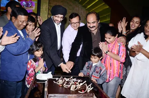 Lapataganj cast along with NP Singh,Anooj Kapoor and Aswini Dheer celebrates 500 episodes