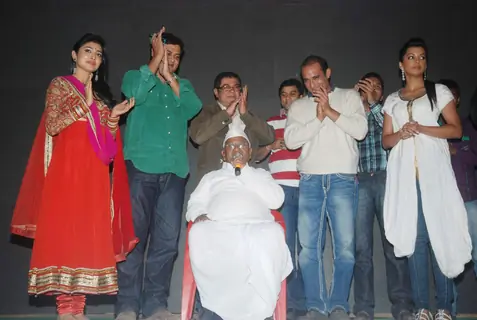 Anna Hazare meets the star cast of Gali Gali Chor Hain