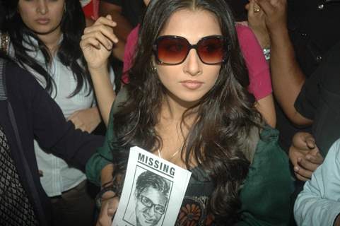 Vidya Balan promotes her movie 'Kahaani' at Khar Station