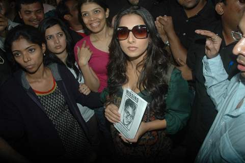 Vidya Balan promotes her movie 'Kahaani' at Khar Station