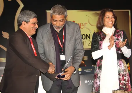 Vice-Chancellor M Aslam receiving the &quot;Best teaching practices Award&quot; from  Prakash Jha in New Delhi