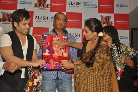 Vidya Balan and Tusshar Kapoor at The Dirty Picture DVD launch at Reliance Digital