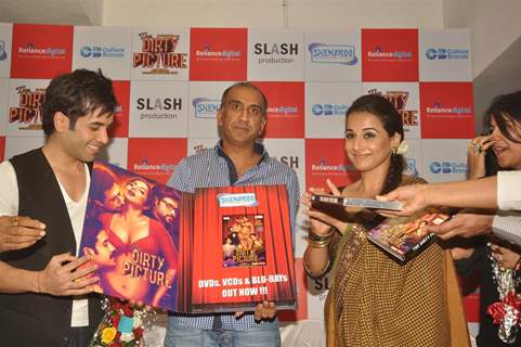 Vidya Balan and Tusshar Kapoor at The Dirty Picture DVD launch at Reliance Digital