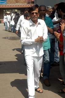 Celebs at Raj Kanwar's funeral meet in Oshiwara on 5th Feb 2012