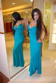 Poonam Pandey Dream Date Facebook contest by Dia diamonds in Atria Mall on 7th Feb 2012. .