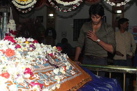Karanvir Bohra at Nakdum Dargah in Bandra for Mumbai 125 Kms
