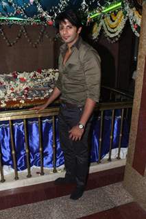 Karanvir Bohra at Nakdum Dargah in Bandra for Mumbai 125 Kms