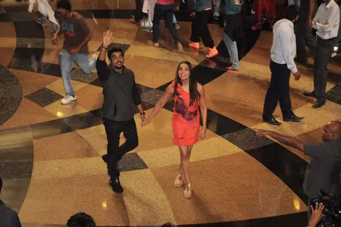 Jodi Breakers Flash Mob with Bipasha Basu and Madhavan at Malad. .