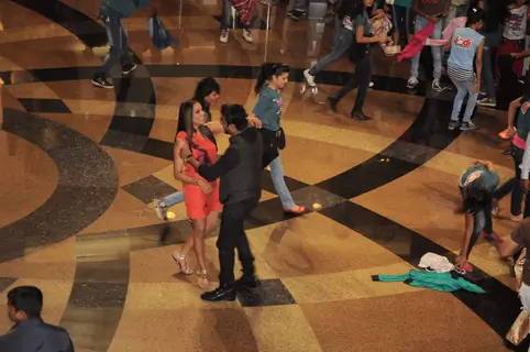 Jodi Breakers Flash Mob with Bipasha Basu and Madhavan at Malad. .