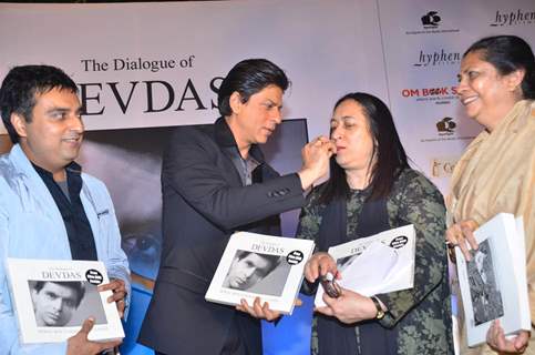 Shahrukh Khan & Tisca Chopra at Devdas dialogues launch at Mehboob Studios. .