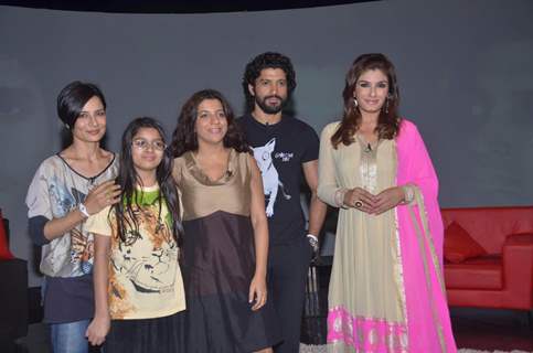 Farhan Akhtar on NDTV Chat Show Issi Ka Naam Zindagi with show host Raveena Tandon at Yashraj Studios in Mumbai. .