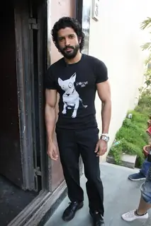 Farhan Akhtar on NDTV Chat Show Issi Ka Naam Zindagi with show host Raveena Tandon at Yashraj Studios in Mumbai
