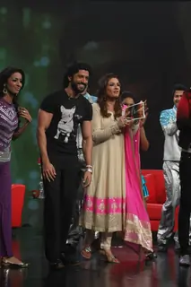 Farhan Akhtar on NDTV Chat Show Issi Ka Naam Zindagi with show host Raveena Tandon at Yashraj Studios in Mumbai