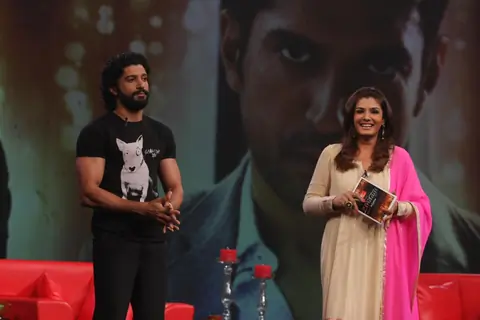 Farhan Akhtar on NDTV Chat Show Issi Ka Naam Zindagi with show host Raveena Tandon at Yashraj Studios in Mumbai