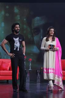 Farhan Akhtar on NDTV Chat Show Issi Ka Naam Zindagi with show host Raveena Tandon at Yashraj Studios in Mumbai