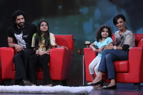 Farhan Akhtar on NDTV Chat Show Issi Ka Naam Zindagi with show host Raveena Tandon at Yashraj Studios in Mumbai