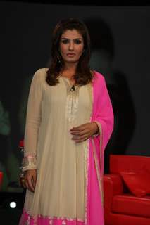 Farhan Akhtar on NDTV Chat Show Issi Ka Naam Zindagi with show host Raveena Tandon at Yashraj Studios in Mumbai