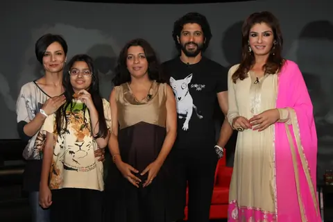 Farhan Akhtar on NDTV Chat Show Issi Ka Naam Zindagi with show host Raveena Tandon at Yashraj Studios in Mumbai