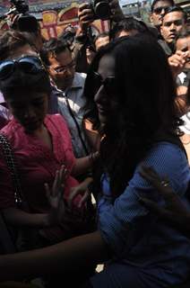 Vidya Balan promotes her film 'KAHAANI' by travelling in pregnant character get up in BEST bus in Mumbai