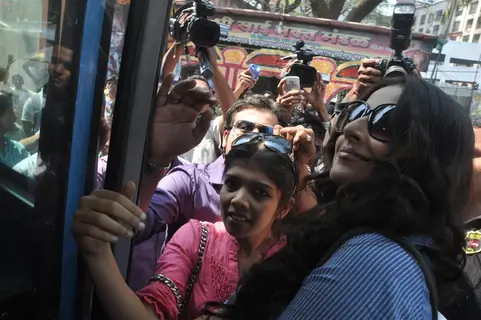 Vidya Balan promotes her film 'KAHAANI' by travelling in pregnant character get up in BEST bus in Mumbai