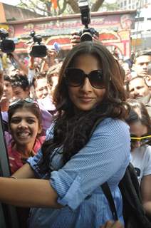 Vidya Balan promotes her film 'KAHAANI' by travelling in pregnant character get up in BEST bus in Mumbai
