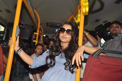 Vidya Balan promotes her film 'KAHAANI' by travelling in pregnant character get up in BEST bus in Mumbai