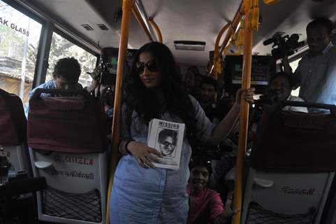 Vidya Balan promotes her film 'KAHAANI' by travelling in pregnant character get up in BEST bus in Mumbai