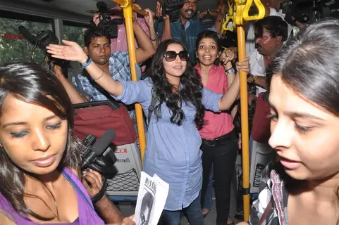 Vidya Balan promotes her film 'KAHAANI' by travelling in pregnant character get up in BEST bus in Mumbai