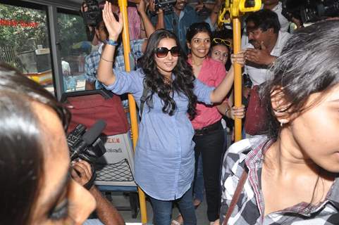 Vidya Balan promotes her film 'KAHAANI' by travelling in pregnant character get up in BEST bus in Mumbai