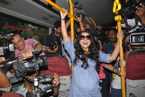 Vidya Balan promotes her film 'KAHAANI' by travelling in pregnant character get up in BEST bus in Mumbai