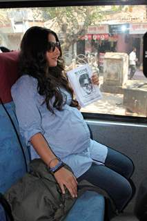 Vidya Balan takes bus ride to promote her film 'Kahaani'. .