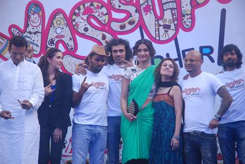 Sonam Kapoor, IMtiaz and Anurag launch Andheri &quot;Wassup&quot; fest. .