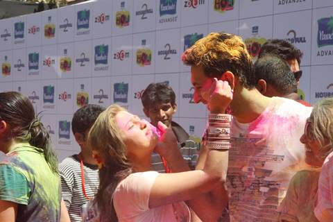 Nandish Sandhu with Rashmi Desai Sandhu at Zoom Holi Basholi bash