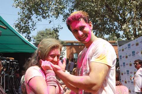 Nandish Sandhu with Rashmi Desai Sandhu at Zoom Holi Basom Holi bash