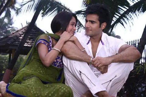 Karan Tacker & Yashashri Masurkar Still Image from Rang Badalti Odhani