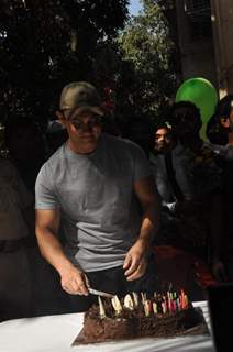 Aamir Khan cuts the cake on his 47th Birthday