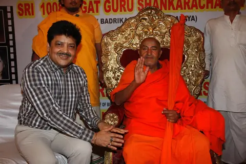 Zeenat Aman and Priti Jhangiani with Jagat Guru Shankaracharya at the launch of film & Vishwa Manav Jagran Manch a NGO in Mumbai