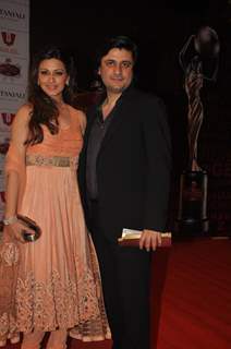 Sonali Bendre with husband Goldie Behl at Global Indian Film & TV Honours Awards 2012